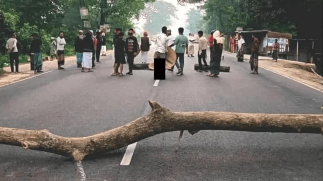 ফরিদপুরে রাস্তায় গাছ ফেলে মহাসড়ক অবরোধ