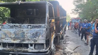 পদ্মা সেতুর সামনে এক্সপ্রেসওয়ে অবরোধ করে ট্রাকে আগুন, ককটেল বিস্ফোরণ