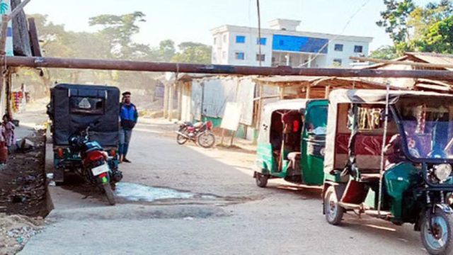 পাথর লুট ঠেকাতে সড়কে লোহার বেষ্টনী