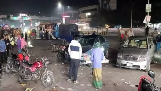 মানিকগঞ্জে চলন্ত পিকআপ থেকে ককটেল বিস্ফোরণ