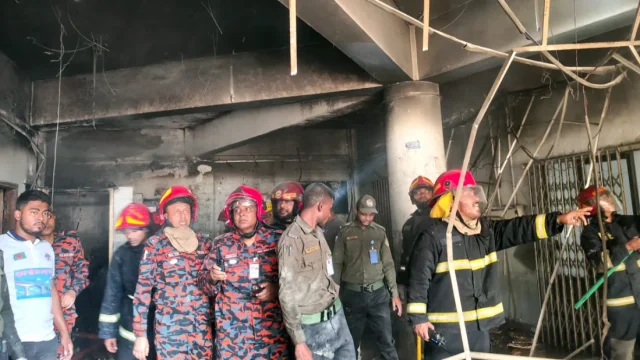 শাহবাগে বাংলাদেশ মেডিকেল বিশ্ববিদ্যালয়ে আগুন, নিয়ন্ত্রণে ৬ ইউনিট