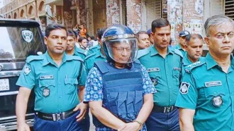 চৌধুরী আব্দুল্লাহ আল মামুন বিমর্ষ মুখে চুপচাপ রায় শুনছেন