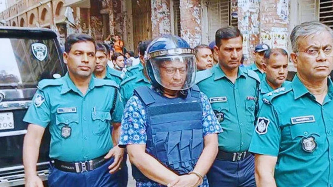 চৌধুরী আব্দুল্লাহ আল মামুন বিমর্ষ মুখে চুপচাপ রায় শুনছেন