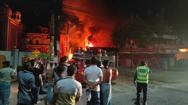 সিলেটে একসঙ্গে পুড়লো ৯ গাড়ি