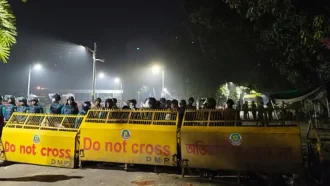 ধানমন্ডি ৩২ নম্বরে সতর্ক অবস্থানে আইনশৃঙ্খলা বাহিনী