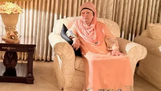 খালেদা জিয়াকে সিঙ্গাপুর বা ইউরোপে নেওয়ার প্রস্তুতি চলছে, প্রস্তুত এয়ার অ্যাম্বুলেন্স