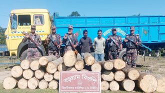 বিয়ানীবাজার অবৈধ কাঠবোঝাই ট্রাক জব্দ করেছে বিজিবি, আটক ২