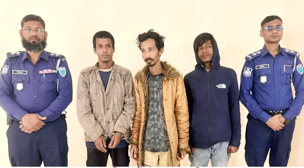 হবিগঞ্জে স্বর্ণালংকার ও ব্রিটিশ পাসপোর্টসহ ৩ চোর আটক