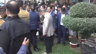 বিমানবন্দরে নেমে দেশের মাটি স্পর্শ করলেন তারেক রহমান, হাতে নিলেন এক মুঠো মাটি