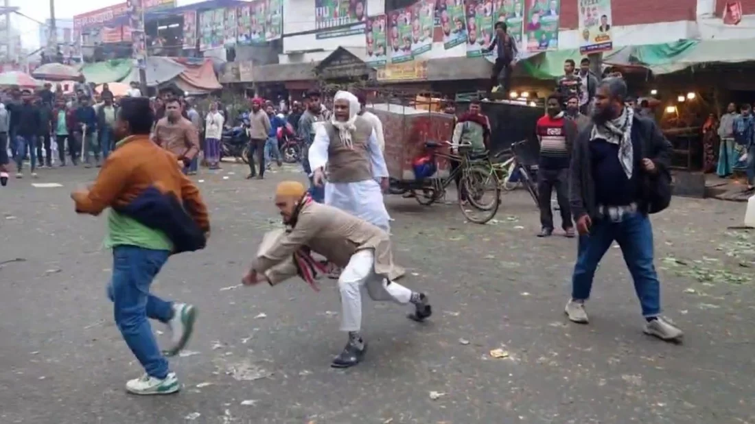 কারওয়ান বাজারে চাঁদাবাজির বিরুদ্ধে মানববন্ধনে হামলা, পাল্টাপাল্টি ধাওয়া-সংঘর্ষ