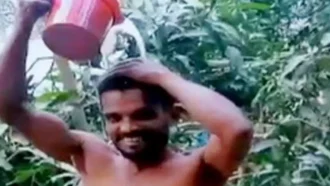 স্ত্রীর সঙ্গে বিচ্ছেদের পর দুধ দিয়ে গোসল