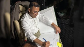 স্মৃতিসৌধের পরিদর্শন বইয়ে নিজের পরিচয় ‘রাজনৈতিক কর্মী’ লিখলেন তারেক রহমান