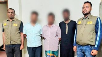 সিলেটে রেস্টুরেন্টের সামনে থেকে ৩ জনকে ধরলো পুলিশ