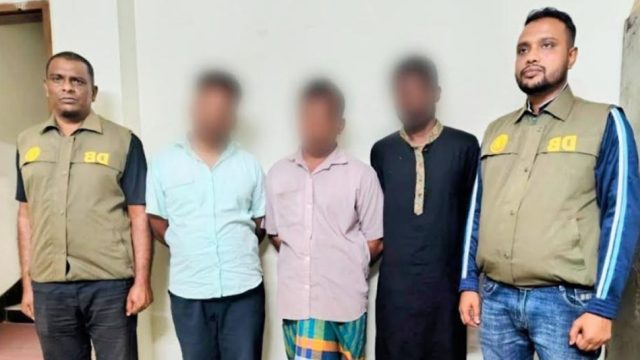 সিলেটে রেস্টুরেন্টের সামনে থেকে ৩ জনকে ধরলো পুলিশ