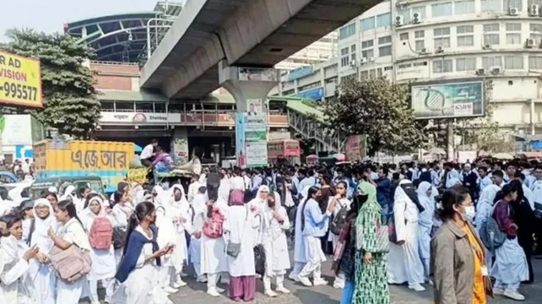 ৫ কলেজের উচ্চমাধ্যমিক শিক্ষার্থীদের শাহবাগ অবরোধ