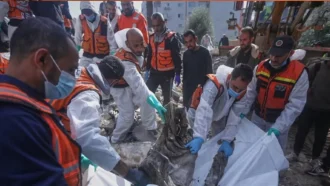 গাজার ধ্বংসস্তূপ থেকে আরও ৯৪ ফিলিস্তিনির মরদেহ উদ্ধার