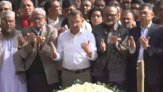 শহীদ ওসমান হাদির কবর জিয়ারত করলেন তারেক রহমান