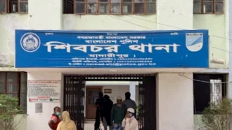 প্রথম শ্রেণির শিক্ষার্থীকে ধর্ষণের অভিযোগ, যুবককে গণপিটুনি দিয়ে পুলিশে সোপর্দ