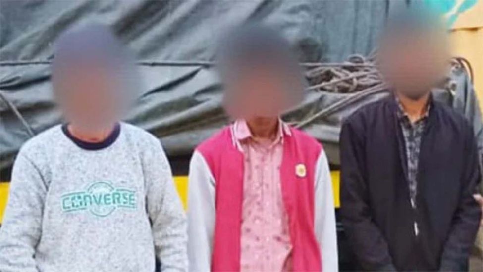 যে কারণে ৩ যুবক পাকড়াও