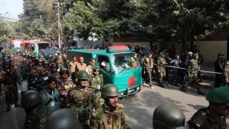 পতাকায় মোড়ানো গাড়িতে মানিক মিয়া অ্যাভিনিউতে নেওয়া হচ্ছে খালেদা জিয়ার মরদেহ