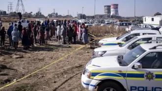 দক্ষিণ আফ্রিকায় বন্দুকধারীদের গুলিতে নিহত ১০