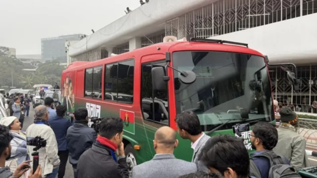 বিমানবন্দরে লাল-সবুজের বুলেটপ্রুফ বাস