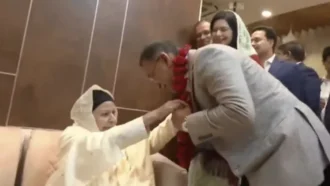 তারেক রহমানের ঐতিহাসিক প্রত্যাবর্তন, ফুলের মালা দিয়ে বরণ