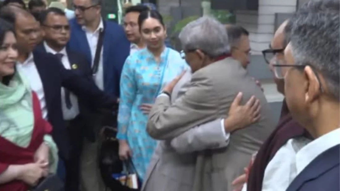 দলের নেতাদের সঙ্গে ঐতিহাসিক আলিঙ্গন তারেক রহমানের