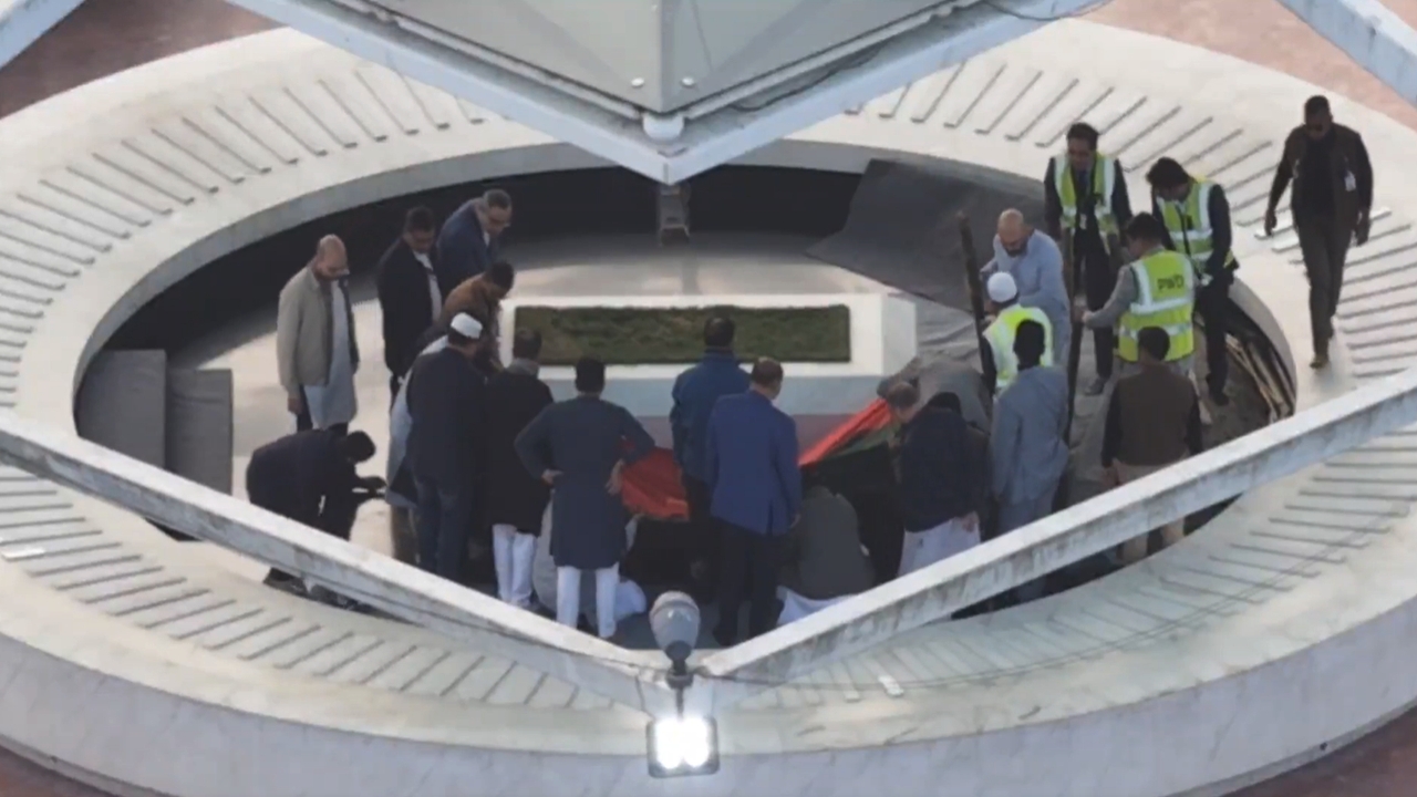 স্বামীর পাশে চিরনিদ্রায় শায়িত ‘আপসহীন নেত্রী’ খালেদা জিয়া