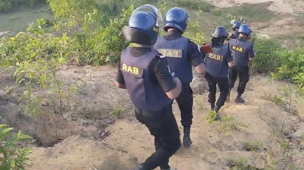 ঝোপে অভিযান চালিয়ে যা পেয়েছে র‌্যাব
