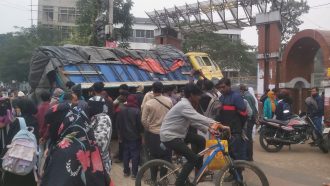 সিলেটে বই দিতে এসে দুর্ঘটনার কবলে ট্রাক