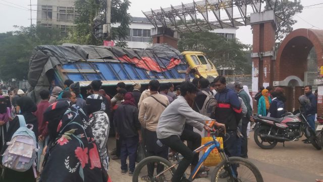 সিলেটে বই দিতে এসে দুর্ঘটনার কবলে ট্রাক