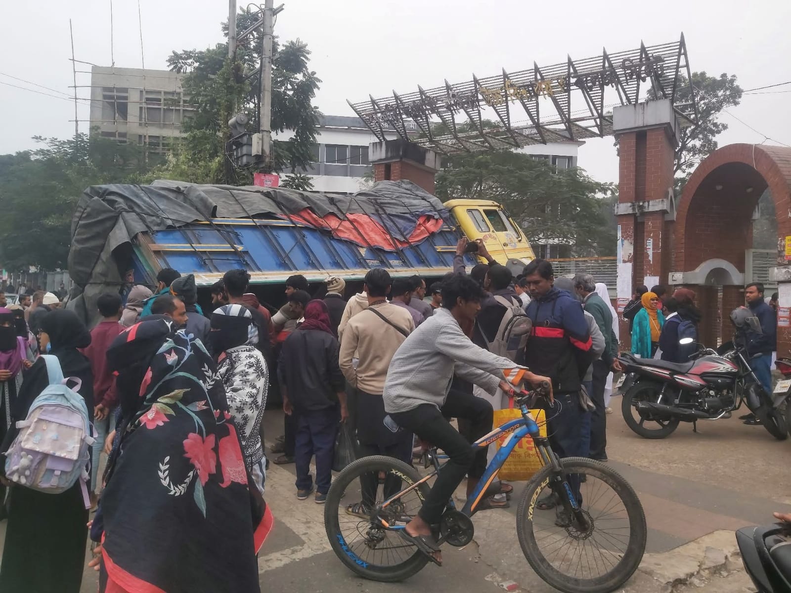 সিলেটে বই দিতে এসে দুর্ঘটনার কবলে ট্রাক