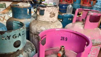 সিলেটে বসতবাড়ি থেকে ১৩০টি এলপিজি গ্যাস সিলিন্ডার জব্দ