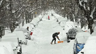 যুক্তরাষ্ট্রে তুষার ঝড়ে হাজারো ফ্লাইট বাতিল, জীবনযাত্রা বিপর্যস্ত