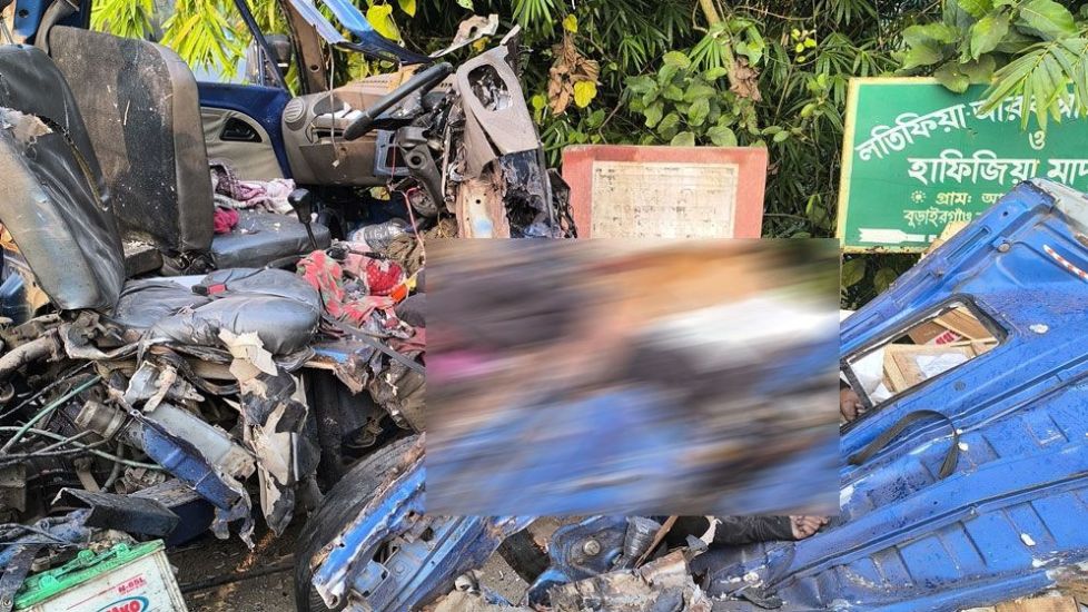 বাস কেড়ে নিলো চালকের প্রাণ