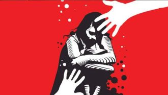 বিয়ে দিতে রাজি না হওয়ায় স্কুলছাত্রীকে তুলে নেওয়ার অভিযোগ