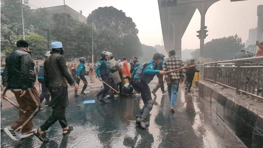 মোবাইল ব্যবসায়ী–পুলিশ সংঘর্ষ, সাউন্ড গ্রেনেড ও টিয়ার গ্যাস নিক্ষেপ