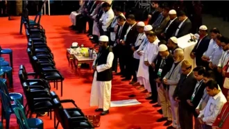 সমাবেশ মঞ্চেই নামাজ আদায় করলেন তারেক রহমান