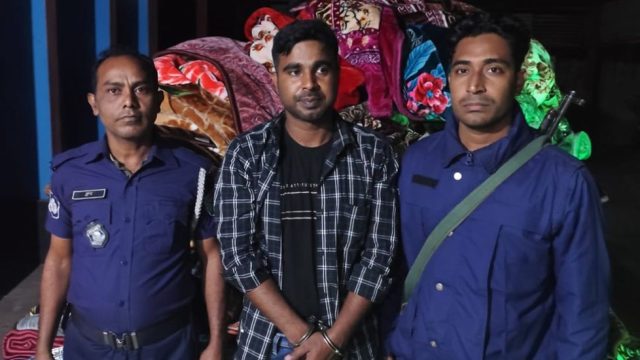 ভারতীয় পণ্যসহ দুজন গ্রেফতার