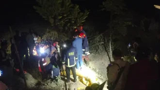 নলকূপের গর্তে পড়া শিশুটিকে ৪ ঘণ্টা পর অচেতন অবস্থায় উদ্ধার