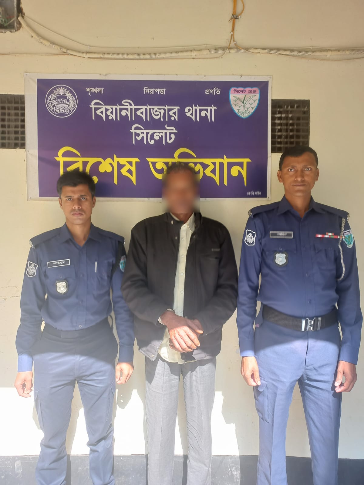 বিয়ানীবাজার থানা পুলিশের বিশেষ অভিযানে ৩৪৫০০ শলাকা ভারতীয় তারাবাতি সহ ০১ জন গ্রেফতার।