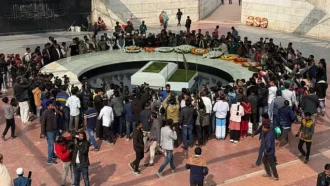 বেগম খালেদা জিয়ার কবর ঘিরে দোয়া প্রার্থনা করছেন সাধারণ মানুষ