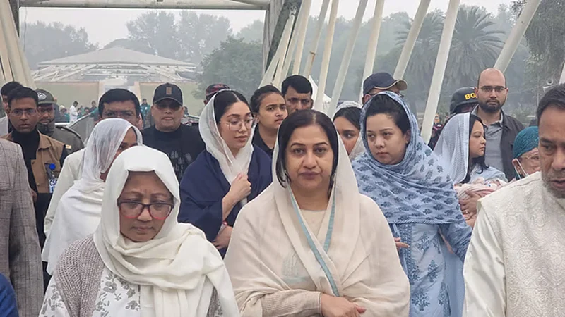 খালেদা জিয়ার কবর জিয়ারত করলেন নাতনি জাইমাসহ পরিবারের সদস্যরা