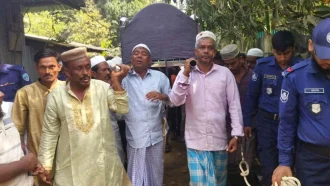 রামুতে হাতকড়া পরেই মায়ের জানাজায় দুই ভাই