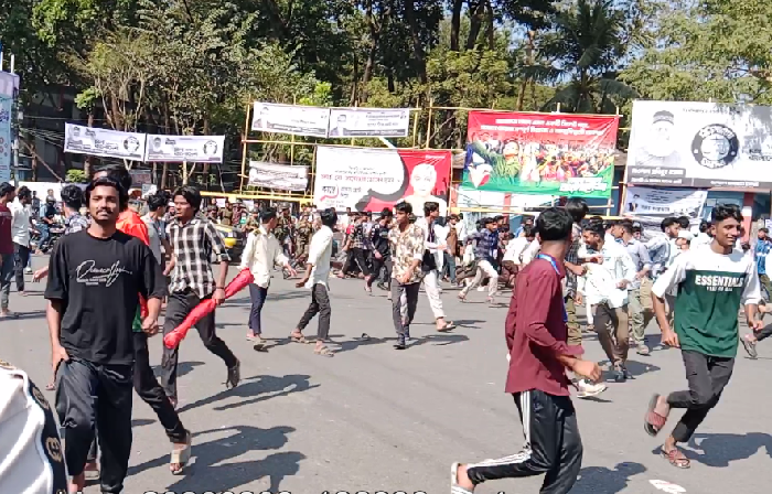 সিলেটে শিক্ষার্থীদের সড়ক অবরোধ, পুলিশ-সেনাবাহিনীর ধাওয়া