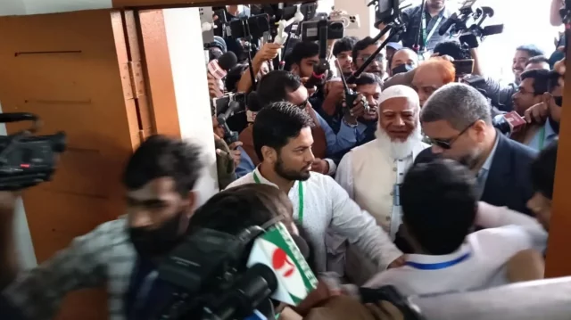 উৎসবমুখর পরিবেশে ভোট দিলেন জামায়াত আমির