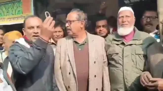 ভোটের পর কার্যক্রম নিষিদ্ধ আ’লীগ অফিসের তালা খুলে দিলেন বিএনপি নেতা