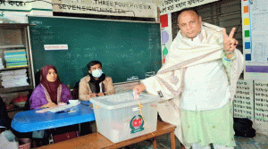 ভোট দিলেন সিলেট-৬ আসনের বিএনপির প্রার্থী এমরান আহমদ চৌধুরী