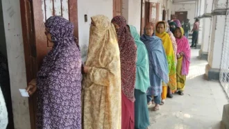 প্রধানমন্ত্রী কে হবেন, তা নিয়ে ভোটের লাইনে বাকবিতণ্ডা